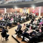 Educadores de Ibiporã vivem momento de inspiração em palestra show com Deivid Freitas