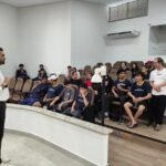 Vereador Rafael Eik Borges Ferreira recebe estudantes no Legislativo de Ibiporã