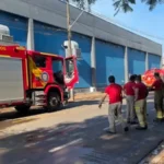 Fogo destrói depósito de supermercado em Cambé