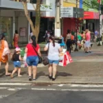 Vendas foram melhores no Natal de 2025, mas lojistas de Londrina venderam menos no ano