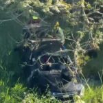 Carro com mãe e filha capota e despenca de barranco na PR-445, em Londrina