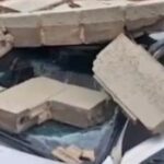 Muro desaba após temporal e destrói carro em condomínio de Londrina