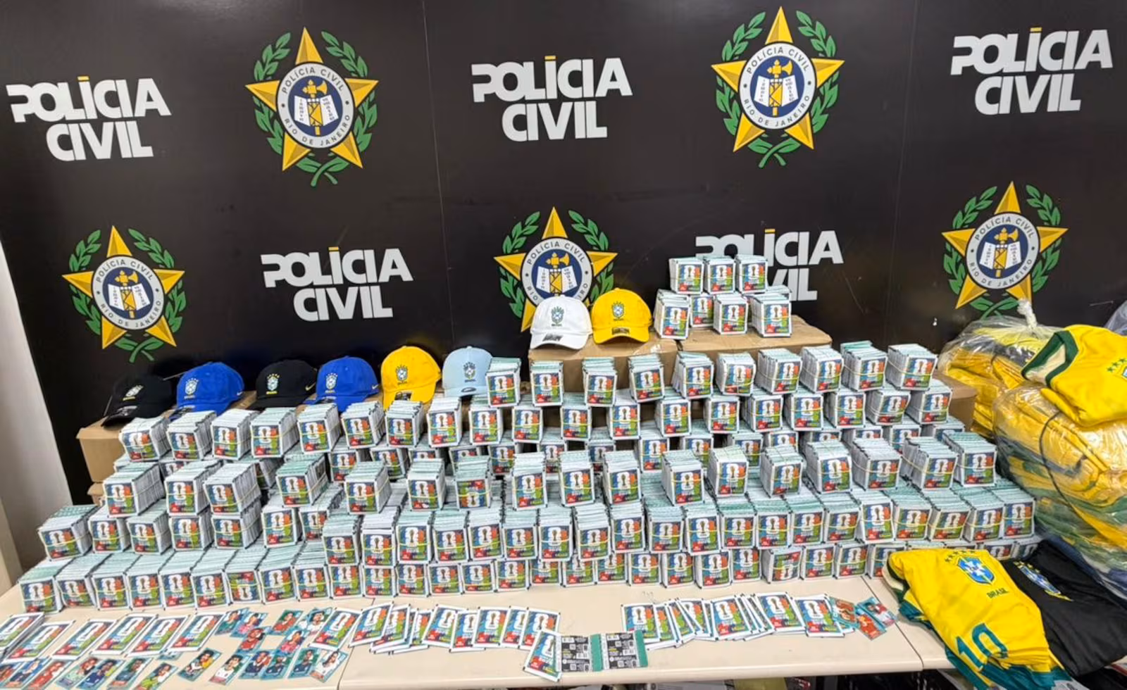 Polícia apreende 200 mil figurinhas da Copa do Mundo falsificadas no RJ