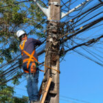 Copel realiza mutirão para remover fios soltos de postes em Cornélio Procópio
